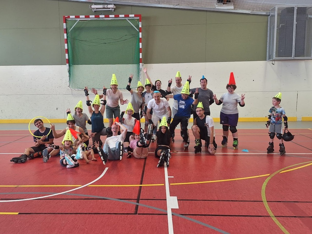 Équipe de Grenoble Roller accueillant de nouveaux membres avec bienveillance lors d'une sortie